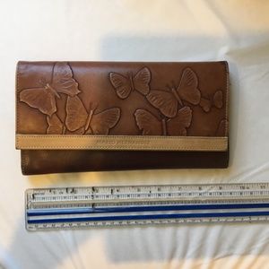 Mario Hernandez travel wallet